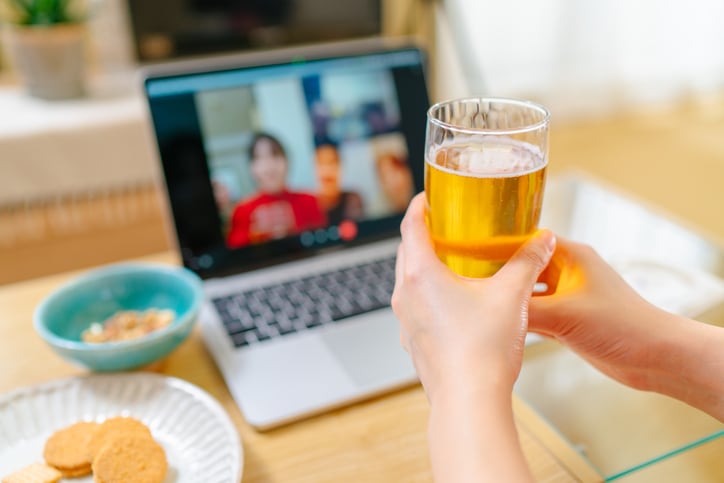 緊急事態の異変:日本の規制はより健康的な食事と相まってより高いアルコール摂取をもたらす