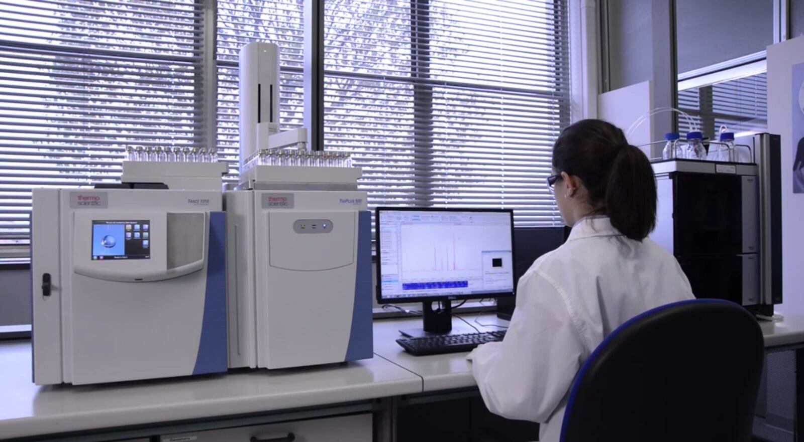 lab-professional-using-Thermo-Scientific-Chromeleon-CDS.jpg