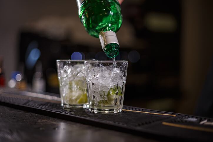 精酿烈酒所面临的挑战:中国法规将杜松子酒中的植物成分与中药相混淆