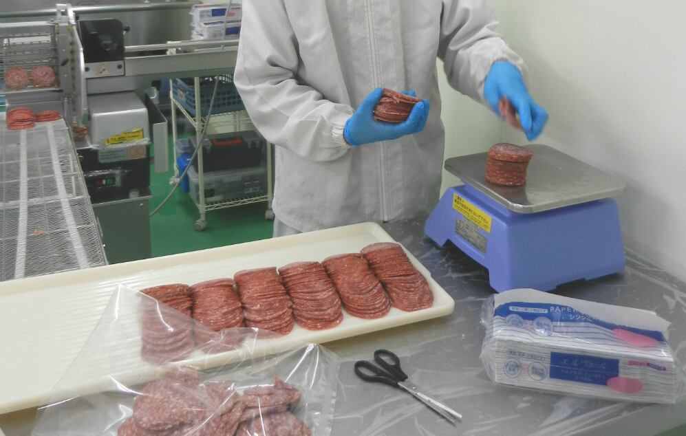 Factory-worker-packs-british-burgers-1.jpg
