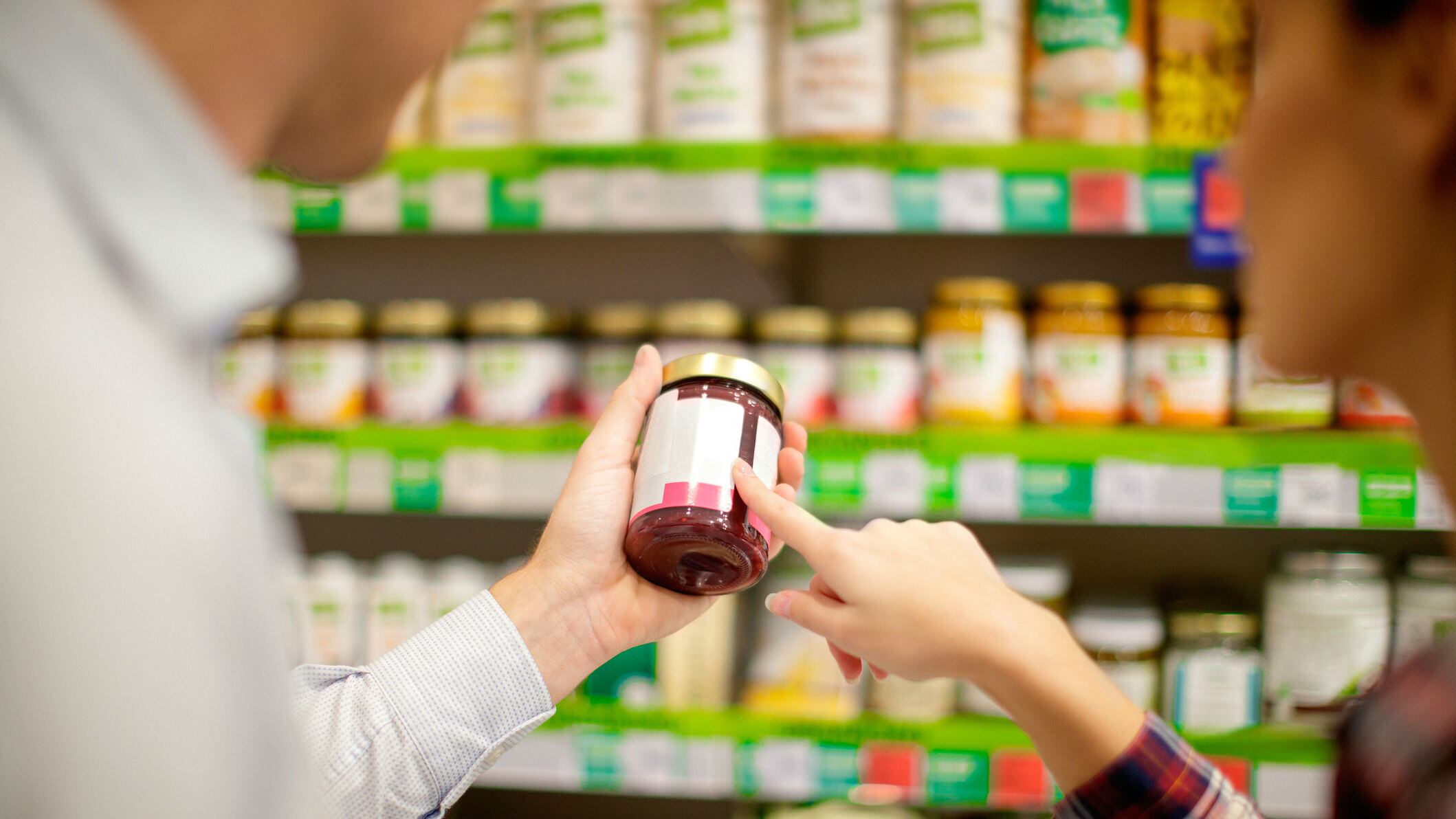 環境と効率の目標:日本の食品会社は食品廃棄物を削減するために有効期限表示を見直す