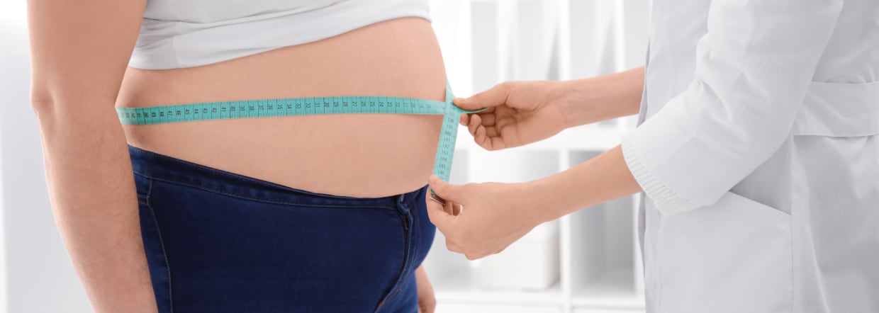 Measuring woman's stomach