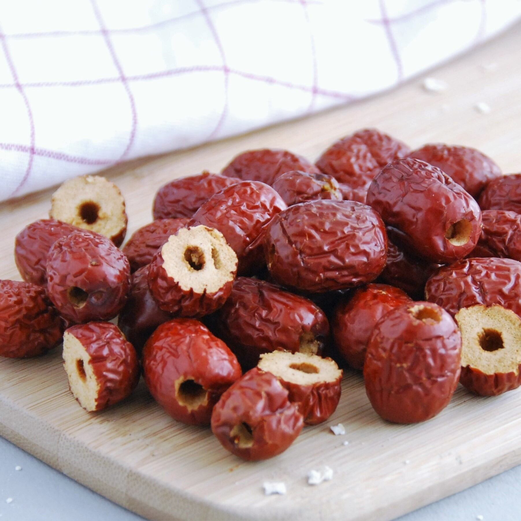 jujube-on-wooden-board-Abakus.jpg