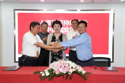 Left to right: Song Weiping, vice president, Da Bei Nong; Xi Chunling, ICCAW chair; Zhonghua Zhao, country director, World Animal Protection China