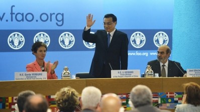 Chinese premier Li Keqiang greets the audience ahead of his FAO pledge