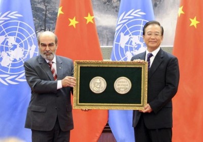 Jose Graziano da Silva presenting the medal to Wen Jiabao