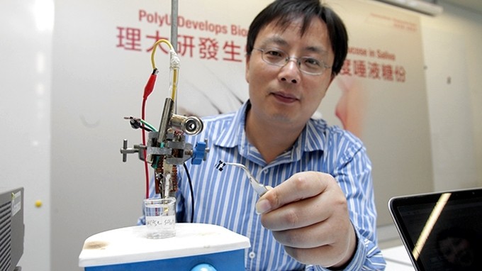A/Prof Yen with his glucose sensor