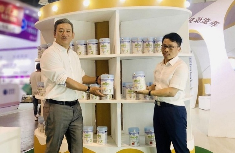 Eurlate vice GMBD Chen Hong (left) and Ausnutria Group COO Deng Shenhui (right).
