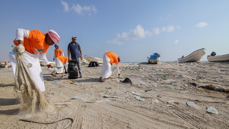 Volunteers from the Environment Society of Oman clearing plastic waste at the beach. 