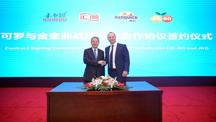 Søren Holm Jensen (right), CEO of CO-RO, on the signing ceremony with Andy Lee, founder of JKD.  