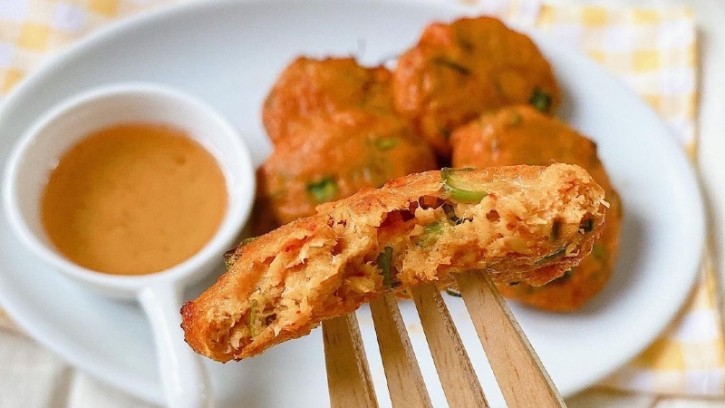 Mantra says the plant-based spicy minced shrimp cake is particularly well received due to its highly similar taste to the iconic Thai food. ©Mantra
