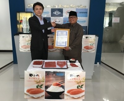 Takefumi Hashimoto, executive officer, Yamaya Communications Inc, receives the halal certification for the mentaiko, with the different forms of the product displayed.