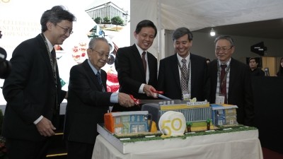 Minister for Trade & Industry Chan Chun Sing (centre) cutting the 50th anniversary cake made with KH Roberts flavours. He is flanked by Dr Peter Ong, CEO, and Mr Robert Ong, Chairman Emeritus.