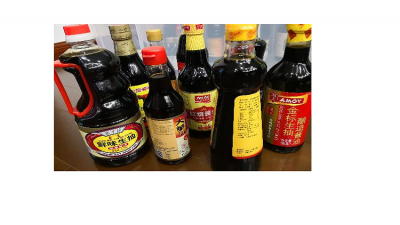 The Jiangsu Consumer Council displayed fermented soy sauce that failed to meet national standards during a press conference. 
